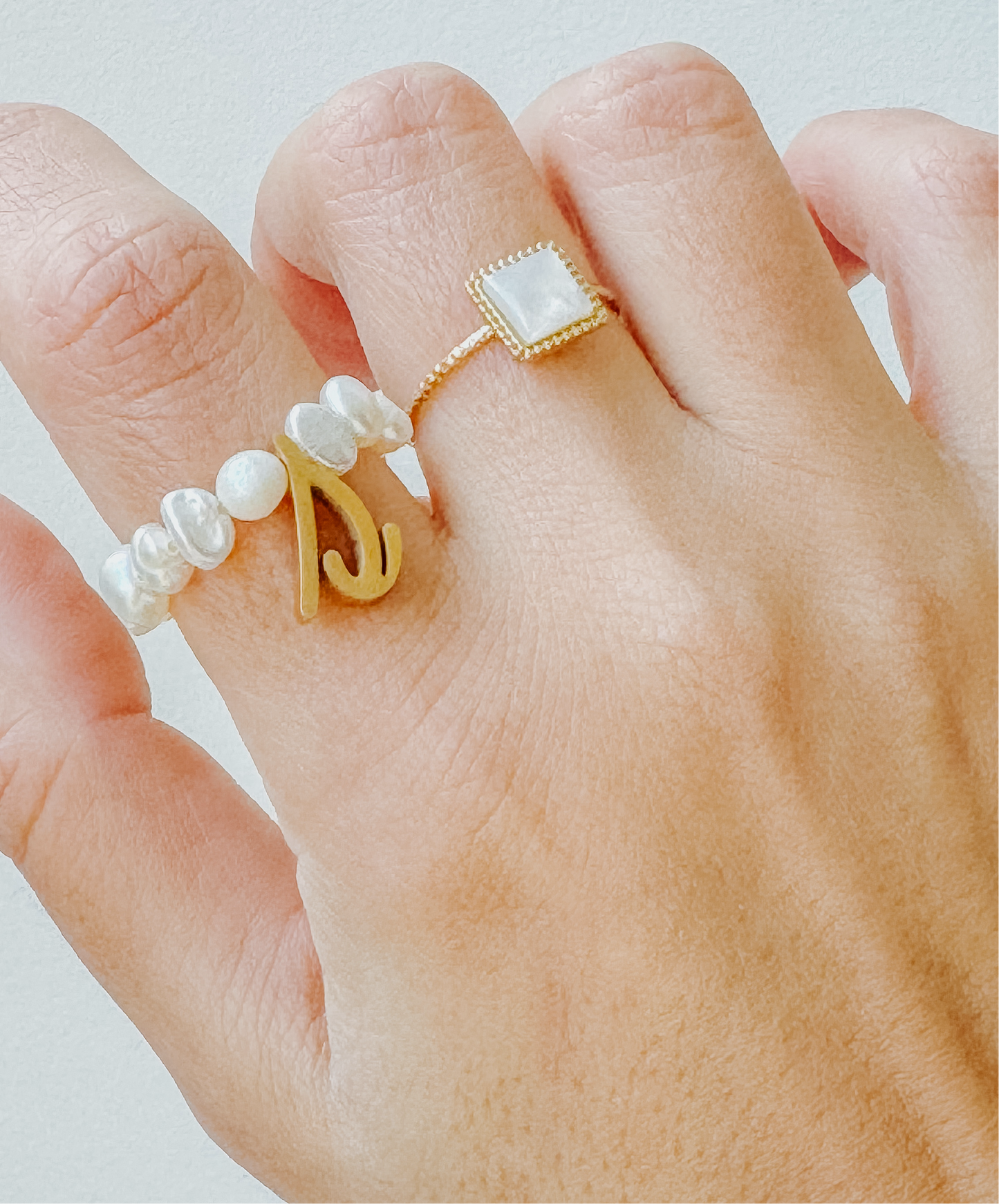 Anel com Pérolas e Inicial