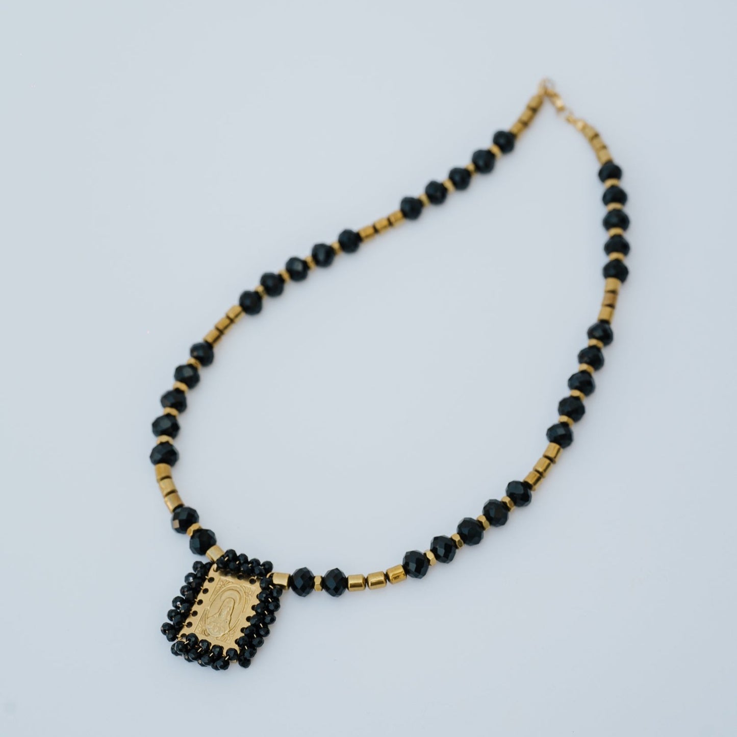 Colar Sagrado Coração - Colar Cristais Facetados Pretos, Hematites e Medalha Aço Inoxidavel