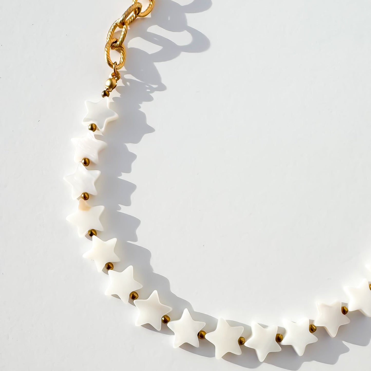 Colar Estrelas Madrepérola e Aço Inoxidável Dourado