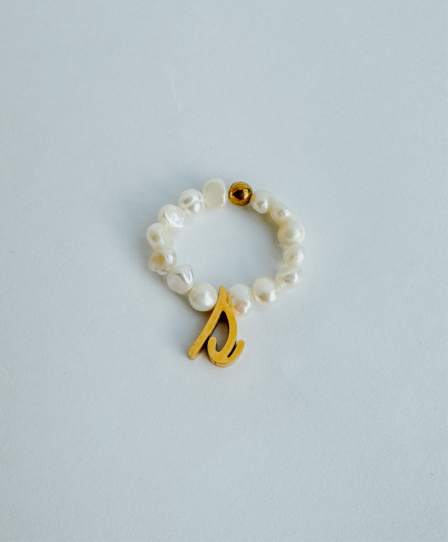 Anel com Pérolas e Inicial