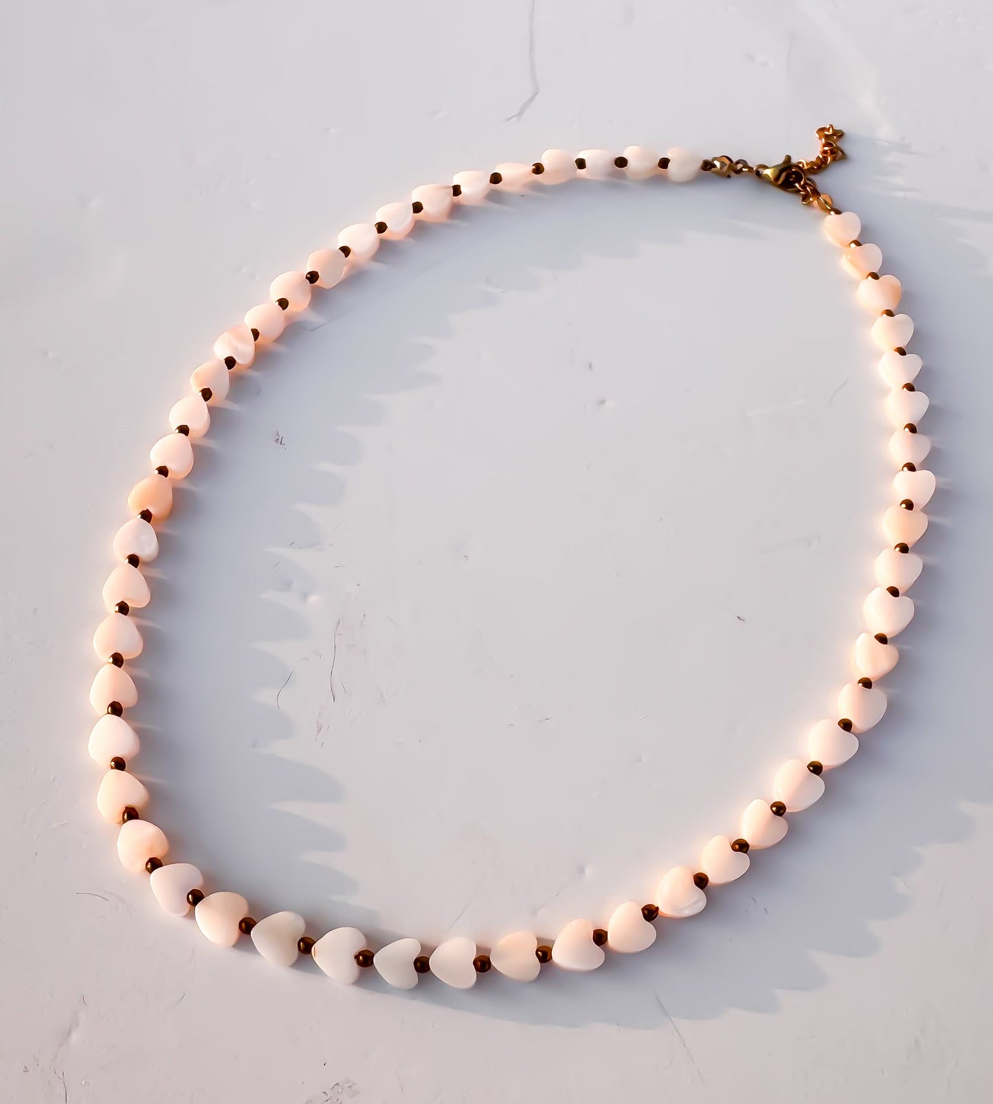 Colar Mini Corações Madrepérola e Aço Inoxidável Dourado